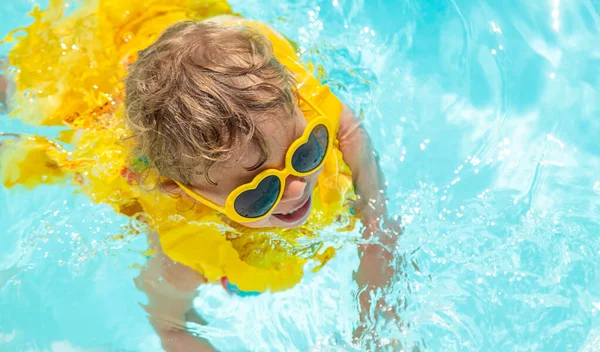 Het Kind Zwemt Het Zwembad Een Vest Selectieve Focus Jongen — Stockfoto