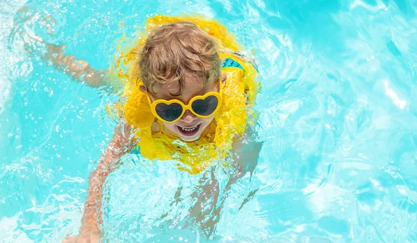 Дитина Плаває Басейні Жилеті Вибірковий Фокус Хлопчик — стокове фото