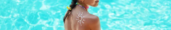 Niño Playa Pone Protector Solar Espalda Enfoque Selectivo Niño —  Fotos de Stock