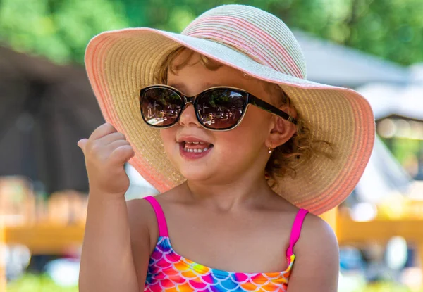 Ребенок Шляпе Солнечных Очках Выборочный Фокус Kid — стоковое фото
