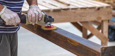 Bir adam metal bir direği işliyor. Seçici odaklanma. Doğa.