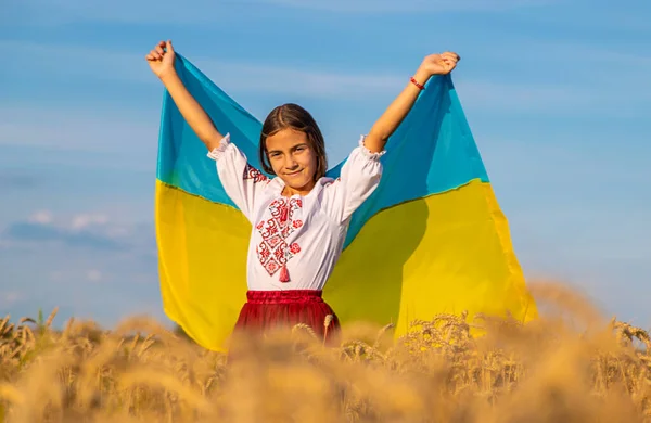 挂着乌克兰国旗的麦田里的孩子有选择的重点 — 图库照片