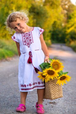 Ukrayna 'da ayçiçeği tarlasında bir çocuk. Seçici odaklanma. Doğa.