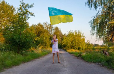 Ukrayna bayrağı taşıyan çocuk. Seçici odaklanma. Doğa.