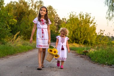 Ukrayna 'da ayçiçeği tarlasında bir çocuk. Seçici odaklanma. Doğa.