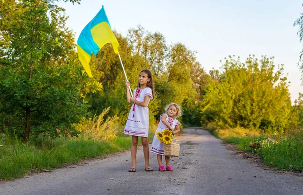 Ребенок Флагом Украины Выборочный Фокус Природа — стоковое фото