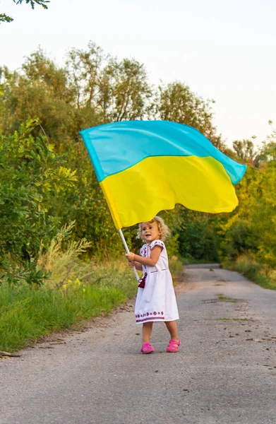Enfant Avec Drapeau Ukraine Concentration Sélective Nature — Photo