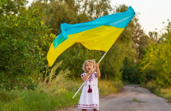 拿着乌克兰国旗的孩子有选择的重点 — 图库照片