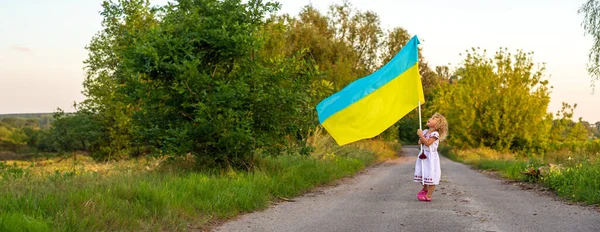 Criança Com Bandeira Ucrânia Foco Seletivo Natureza — Fotografia de Stock