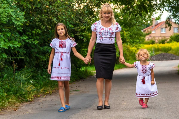 Família Ucranianos Vyshyvanka Mãe Crianças Foco Seletivo Vitória — Fotografia de Stock