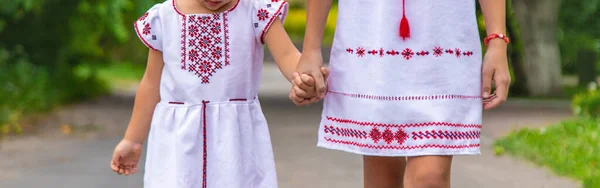 Crianças Ucranianas Vyshyvanka São Patriotas Foco Seletivo Vitória — Fotografia de Stock