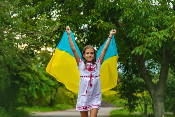 Enfants Ukrainiens Avec Drapeau Concentration Sélective Victoire — Photo
