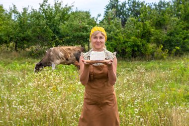 İnek çiftliğindeki süt ürünleri elinde bir kadın tarafından tutulur. Seçici odaklanma. Yiyecek..