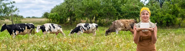 Nek Çiftliğindeki Süt Ürünleri Elinde Bir Kadın Tarafından Tutulur Seçici — Stok fotoğraf