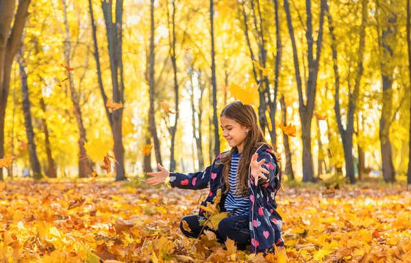 秋天的孩子在公园里 黄叶丛生 有选择的重点 — 图库照片