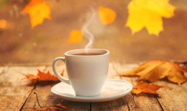 Sarı yapraklar bir fincan sonbahar çayı. Seçici odaklanma. Doğa.