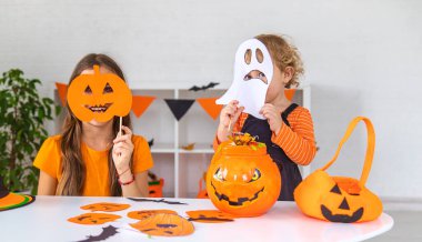 Cadılar Bayramı çocukları evde tatil eğlencesi. Seçici odaklanma. Çocuklar.