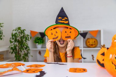 Cadılar Bayramı çocukları evde tatil eğlencesi. Seçici odaklanma. Çocuklar.