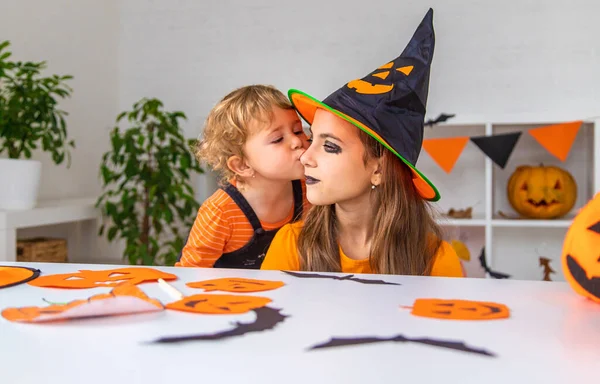 Cadılar Bayramı Çocukları Evde Tatil Eğlencesi Seçici Odaklanma Çocuklar — Stok fotoğraf