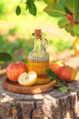 Bahçede elma sirkesi. Seçici odaklanma. Yiyecek..