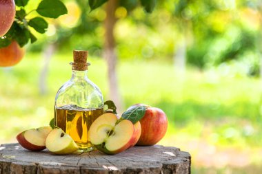 Bahçede elma sirkesi. Seçici odaklanma. Yiyecek..