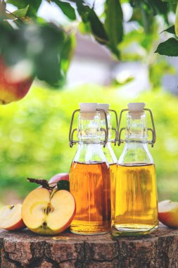 Bahçede elma sirkesi. Seçici odaklanma. Yiyecek..