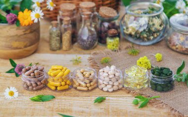 İlaveler, şifalı bitkiler ve çiçekler. Seçici odaklanma. Doğa.