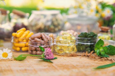 İlaveler, şifalı bitkiler ve çiçekler. Seçici odaklanma. Doğa.