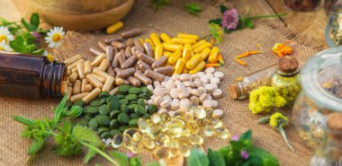 İlaveler, şifalı bitkiler ve çiçekler. Seçici odaklanma. Doğa.