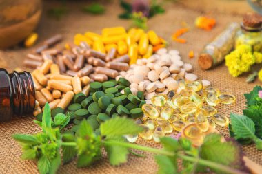 İlaveler, şifalı bitkiler ve çiçekler. Seçici odaklanma. Doğa.