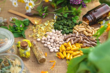 İlaveler, şifalı bitkiler ve çiçekler. Seçici odaklanma. Doğa.