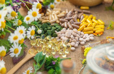 İlaveler, şifalı bitkiler ve çiçekler. Seçici odaklanma. Doğa.