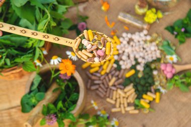 İlaveler, şifalı bitkiler ve çiçekler. Seçici odaklanma. Doğa.