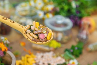 İlaveler, şifalı bitkiler ve çiçekler. Seçici odaklanma. Doğa.