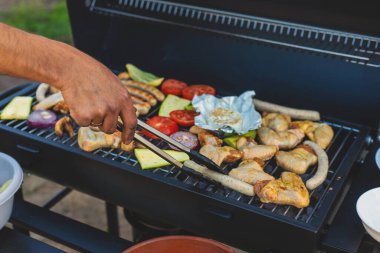 Izgara sosis ve sebze. Seçici odaklanma. Yiyecek..