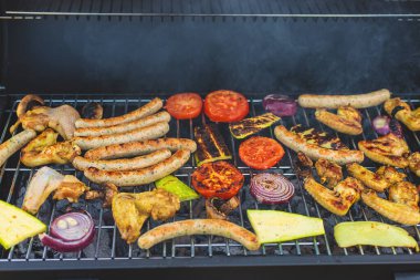 Izgara sosis ve sebze. Seçici odaklanma. Yiyecek..