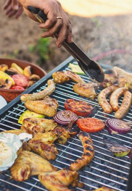 Izgara sosis ve sebze. Seçici odaklanma. Yiyecek..