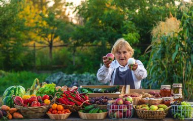 Çiftçi kadın pazarda sebze ve meyve satıyor. Seçici odaklanma. yiyecek.