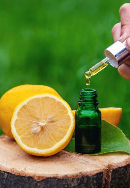 limon yağı şişede. Seçici odaklanma. Doğa.