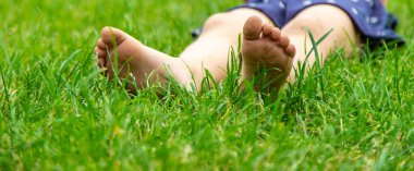 Çimlerin üzerinde çocuk ayakları. Seçici odaklanma. Çocuk,