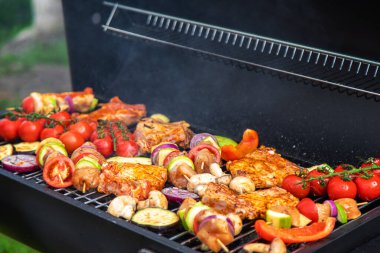 Sebze ve et ızgara. Seçici odaklanma. Yiyecek..