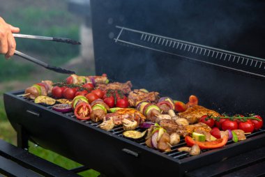 Sebze ve et ızgara. Seçici odaklanma. Yiyecek..