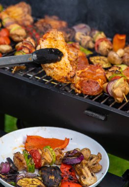 Sebze ve et ızgara. Seçici odaklanma. Yiyecek..