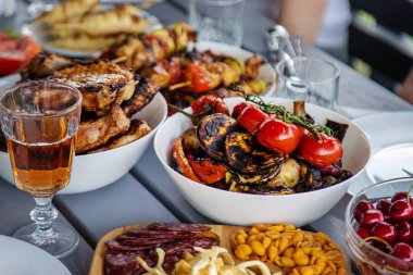 Sebzeler ve et masada ızgara. Seçici odaklanma. Yiyecek..