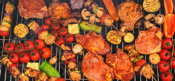 野菜と肉が焼かれています 選択的な焦点 フード — ストック写真