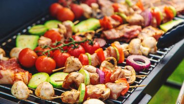 Sebze ve et ızgara. Seçici odaklanma. Yiyecek..