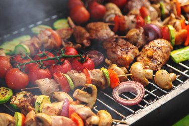 Sebze ve et ızgara. Seçici odaklanma. Yiyecek..