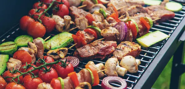 Gemüse Und Fleisch Werden Gegrillt Selektiver Fokus Lebensmittel — Stockfoto