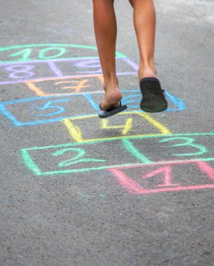 Çocuklar sokakta seksek oynarlar. Seçici odaklanma. Doğa.