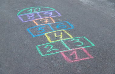 Çocuklar sokakta seksek oynarlar. Seçici odaklanma. Doğa.